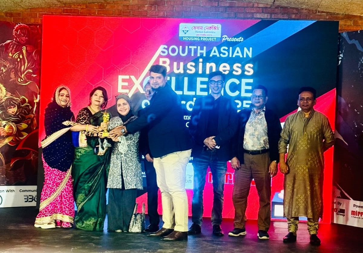 Md. Sarwar Hossain receiving the South Asian Business Excellence Award 2025 for Unique Interior & Design